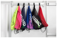 Meshpåse Team, Rosa Alla varianter av meshpåsen hänger bredvid varandra på krokar