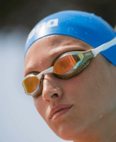 Bild visar ej vald färg En dam i simglasögonen