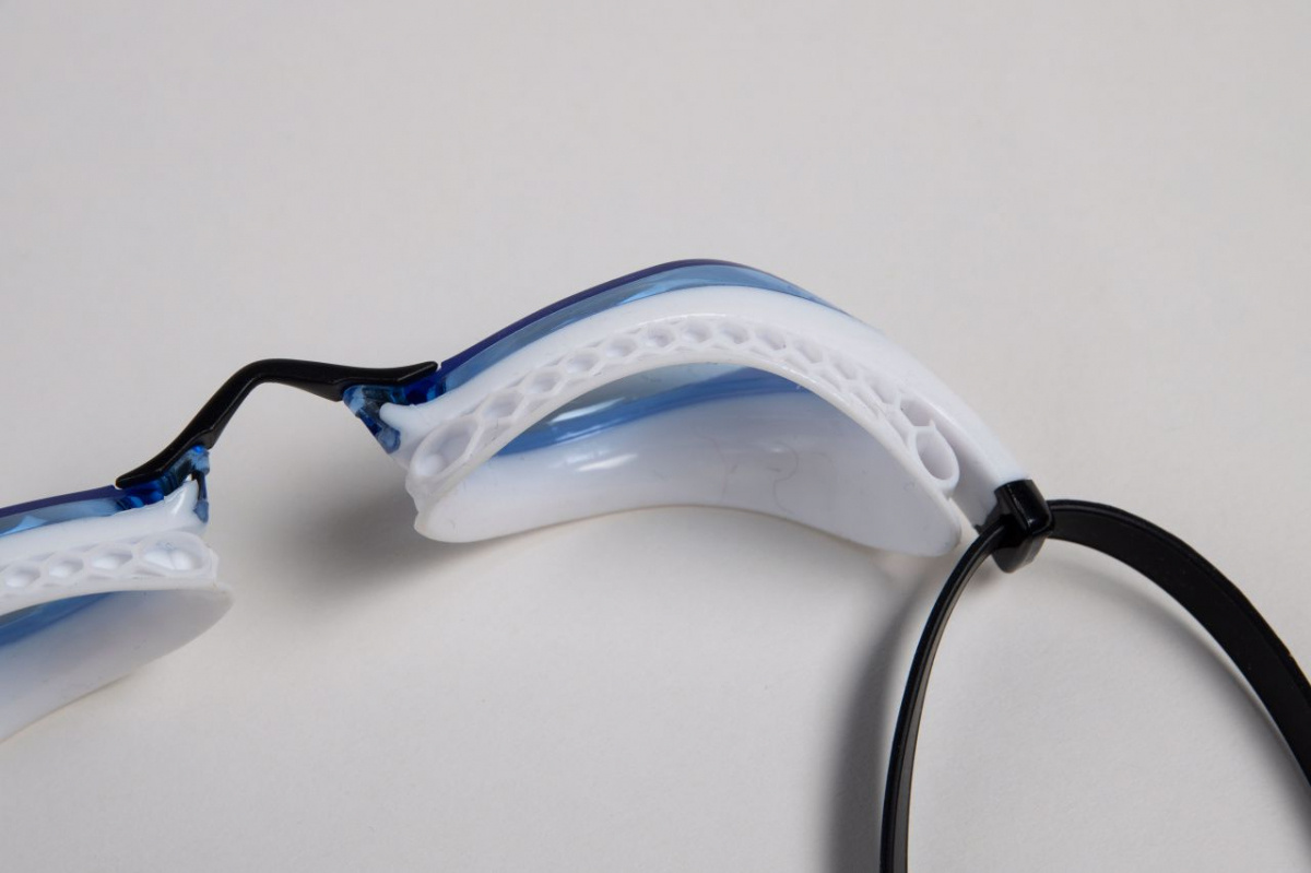 Närbild på simglasögonens lins från insidan