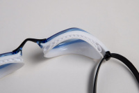 Bild visar modell utan mirror behandling Närbild på simglasögonens lins från insidan