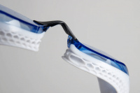 Bild visar modell utan mirror behandling Närbild på simglasögonens näsbrygga