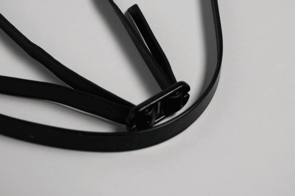 Närbild på simglasögonens spänne