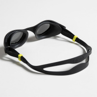 Linserna har en mörkläggande mirror behandling Insidan på simglasögonen