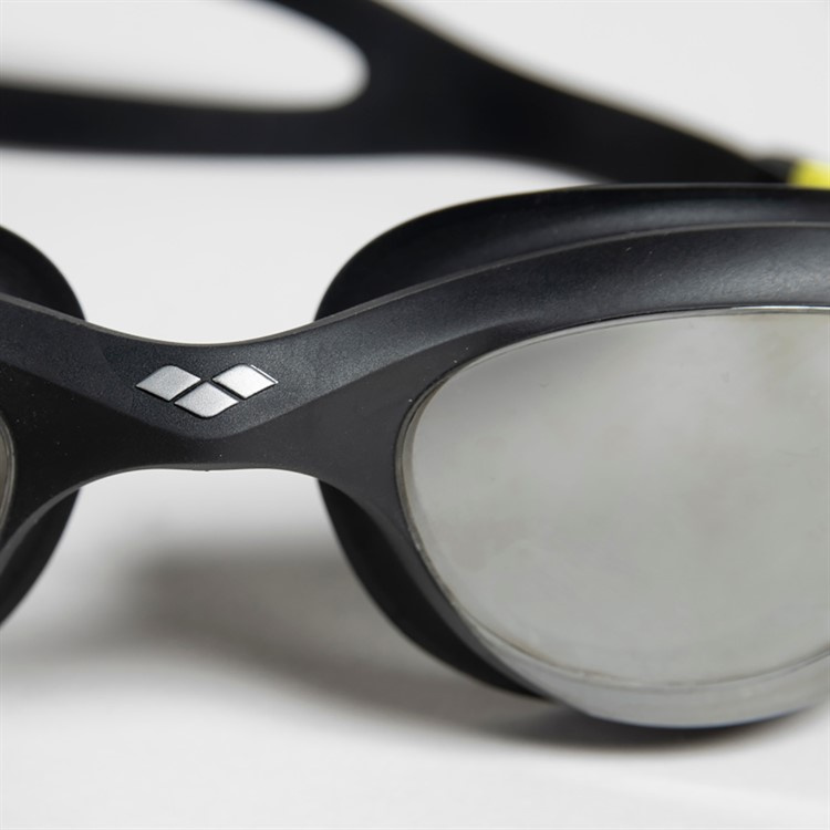 Närbild på simglasögonens näsbrygga