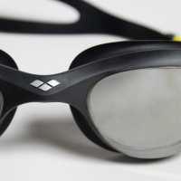 Näsbryggan är mjuk och böjbar Närbild på simglasögonens näsbrygga