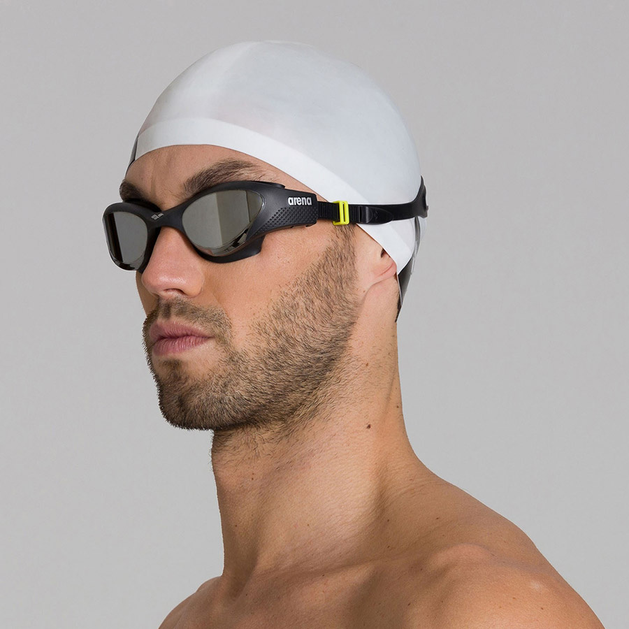 En man i simglasögonen