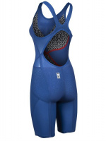 Baddräkten snett bakifrån mot en vit bakgrund