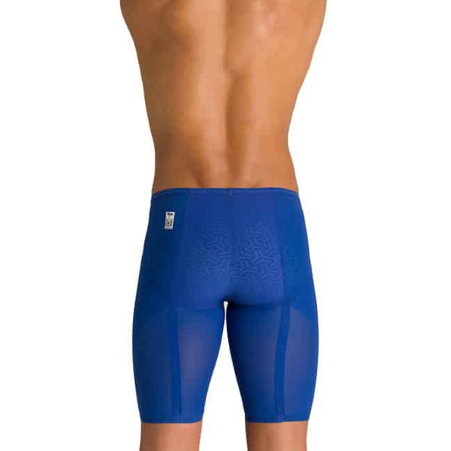 En man i badbyxorna sedd bakifrån