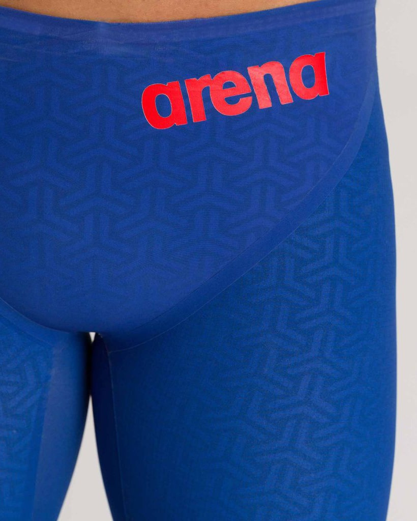 Närbild på badbyxornas höft