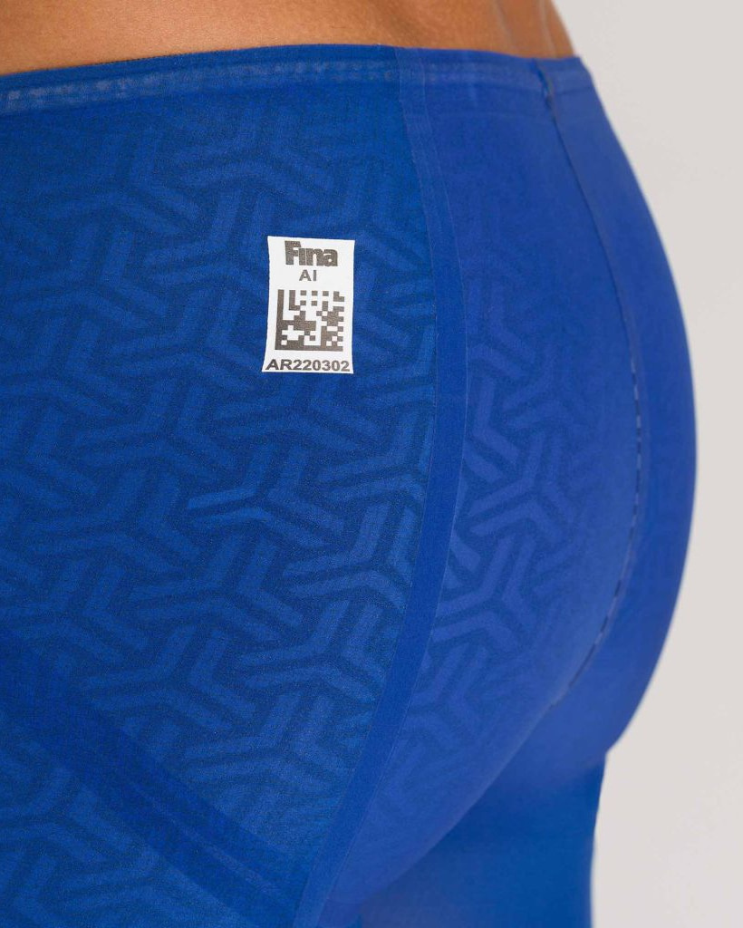 Närbild på badbyxornas rumpa och FINA märket