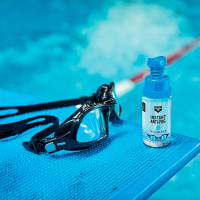 Instant Anti-Fog Spray Imskyddsmedel Sprayflaskan bredvid ett par simglasögon