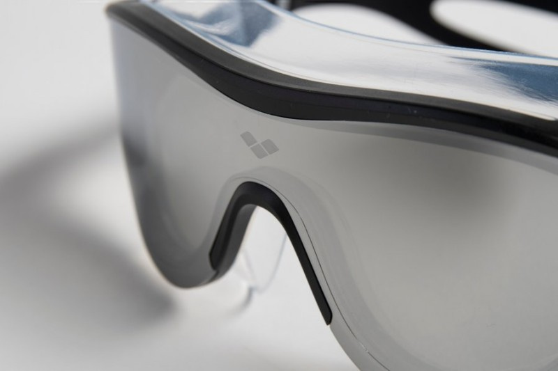 Närbild på simglasögonen