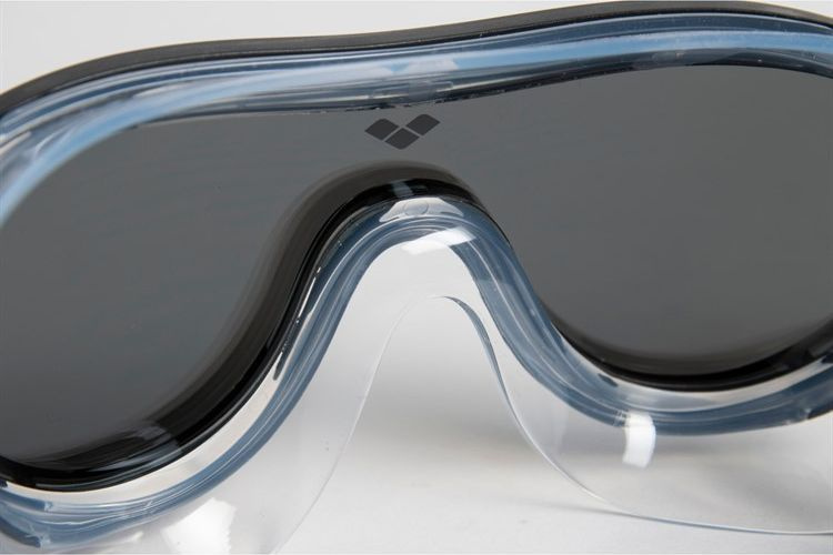 Närbild på simglasögonen