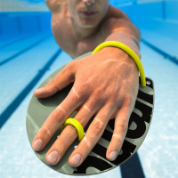 Närbild på en hand med en paddel på under vatten