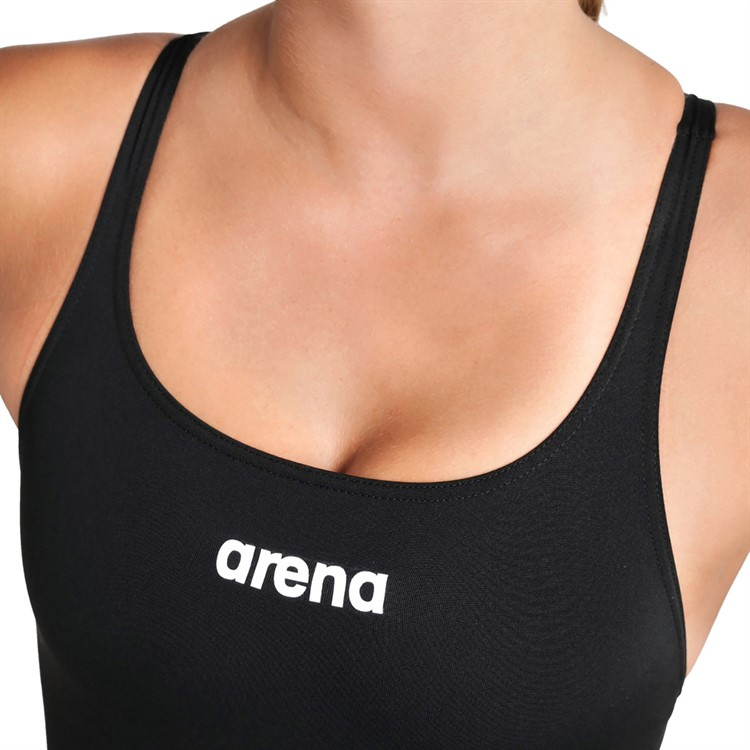 Närbild på Arenas logga på baddräktens byst 