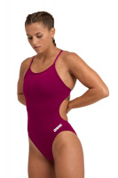 En dam i baddräkten sedd snett framifrån