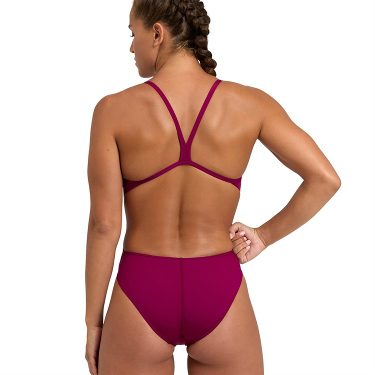 En dam i baddräkten sedd bakifrån