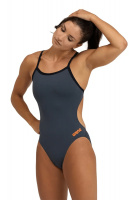 En dam i baddräkten sedd framifrån