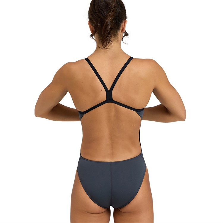 En dam i baddräkten sedd bakifrån