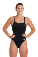 En dam i baddräkten sedd framifrån