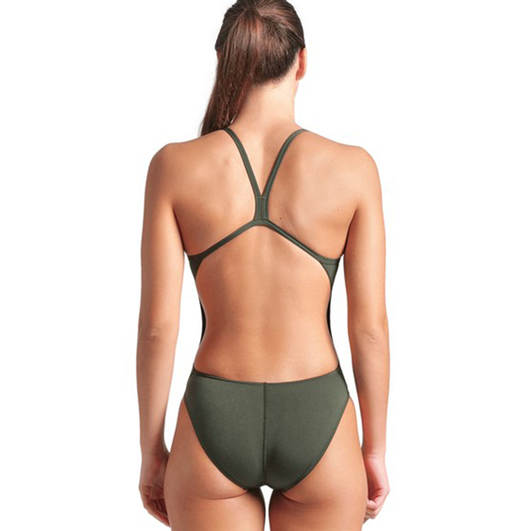 En dam i baddräkten sedd bakifrån