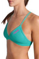 En dam i bikinitoppen sedd framifrån