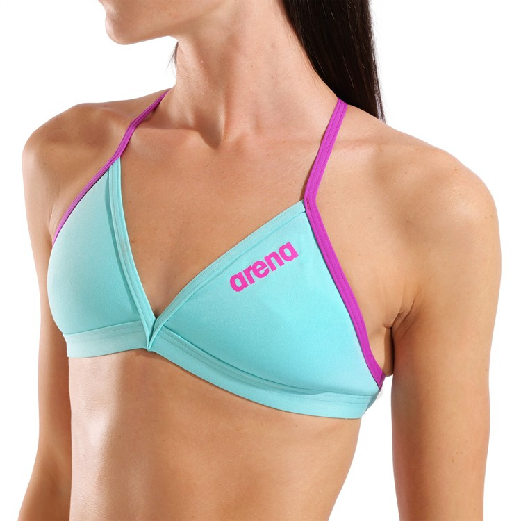 Närbild på en dam med bikinitoppen på