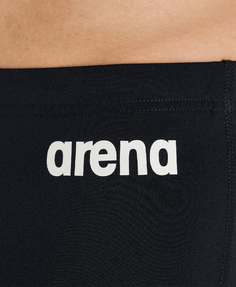 Badbyxor i svart med vit logotyp från varumärket Arena. Finns i storlekarna 30