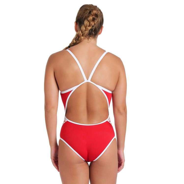 En dam i baddräkten sedd bakifrån