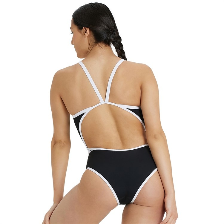 En dam i baddräkten sedd bakifrån