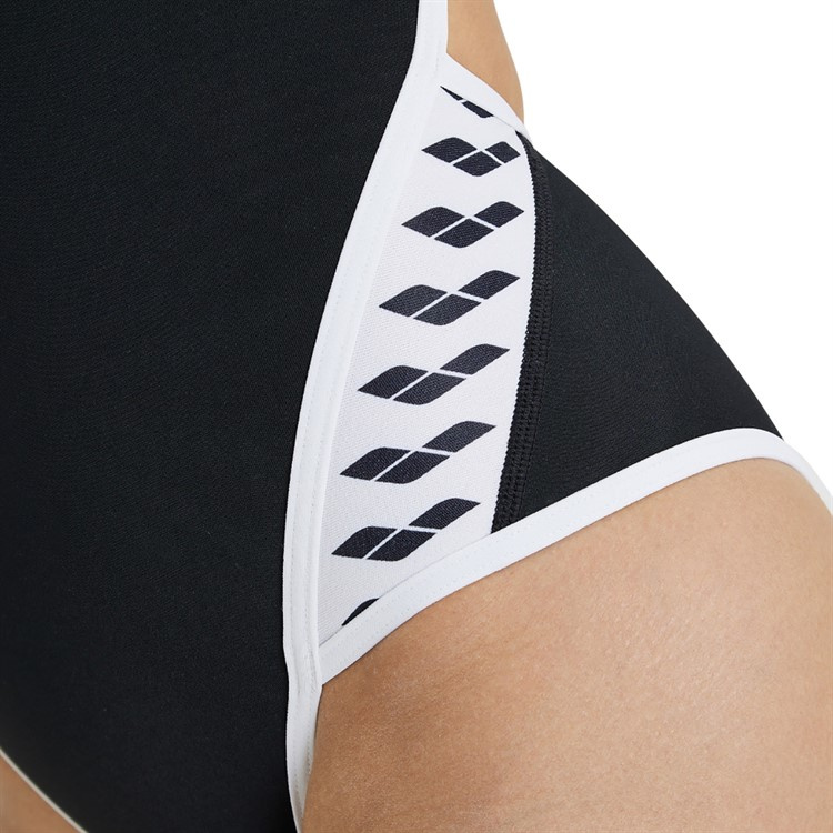 Närbild på baddräktens höft