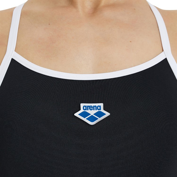 Närbild på baddräktens byst