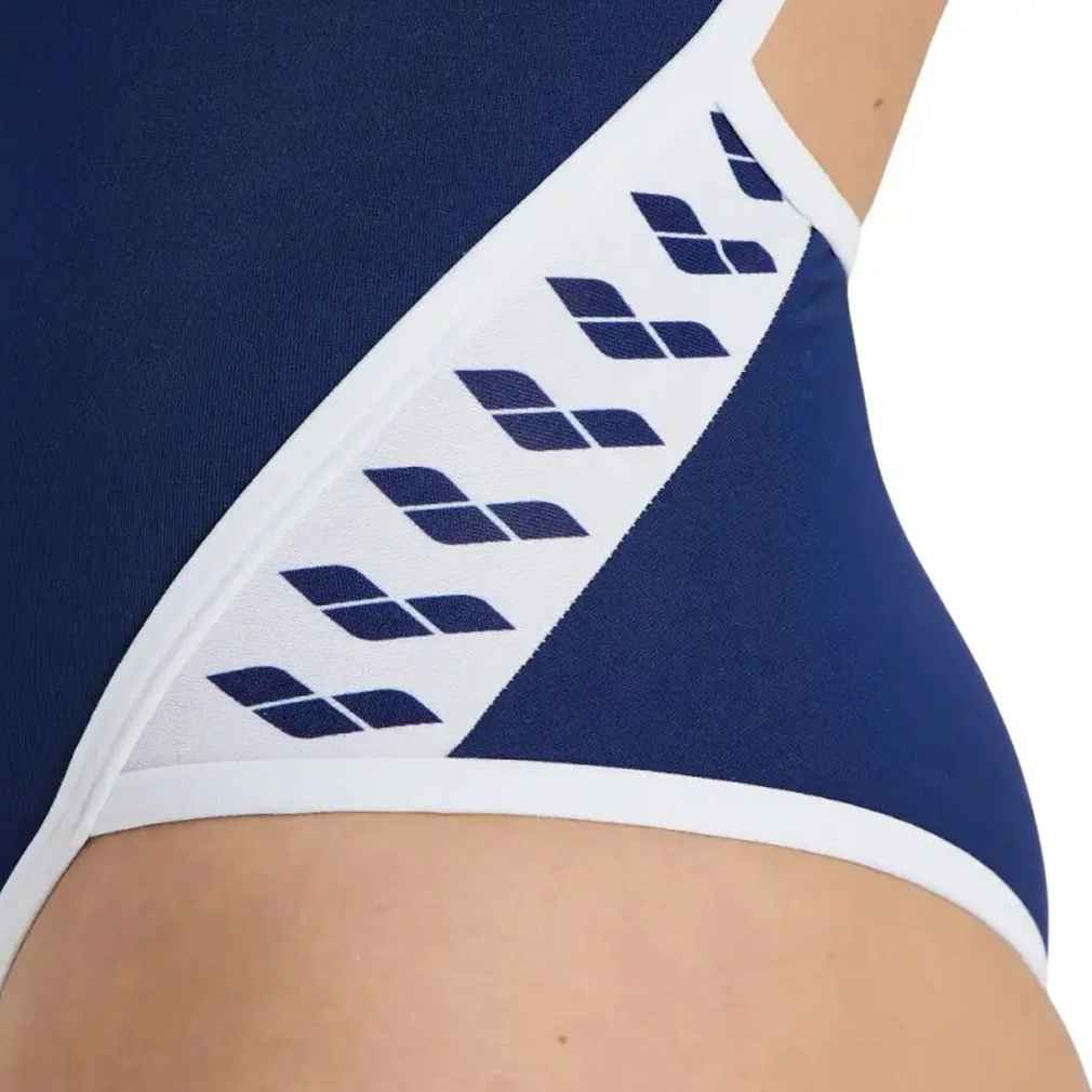 Närbild på baddräktens höft