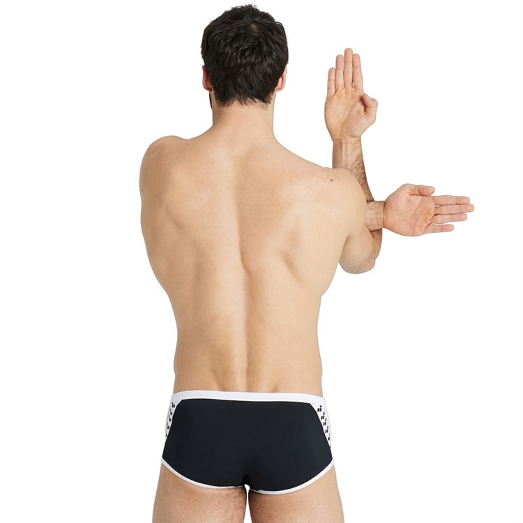 En man i badbyxorna sedd bakifrån