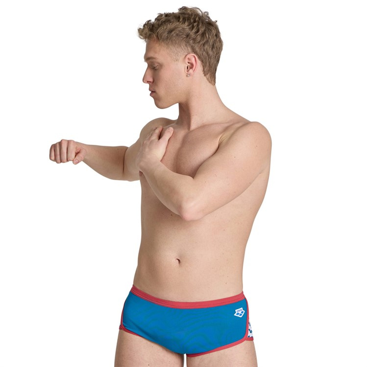 En man i badbyxorna sedd framifrån