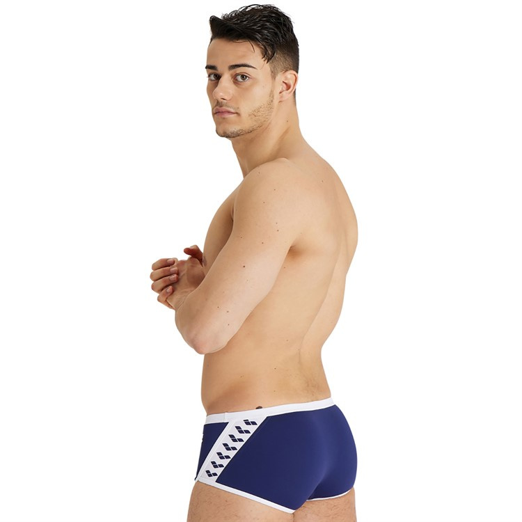 En man i badbyxorna sedd bakifrån