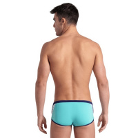 En man i badbyxorna sedd bakifrån