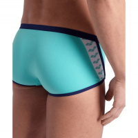 Närbild på badbyxornas höft