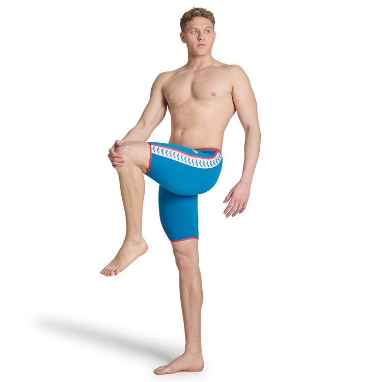 En man i badbyxorna sedd från sidan