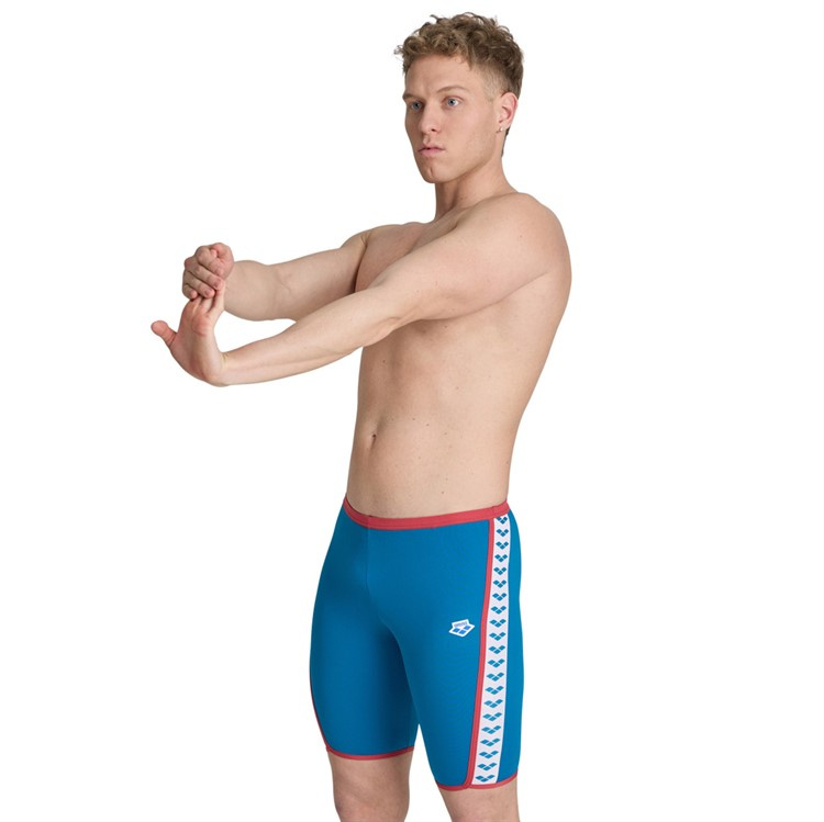 En man i badbyxorna sedd från sidan