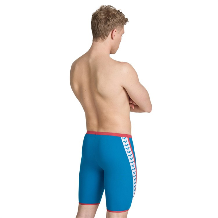 En man i badbyxorna sedd bakifrån