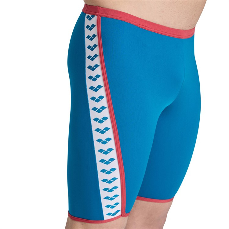 Närbild på en man i badbyxorna