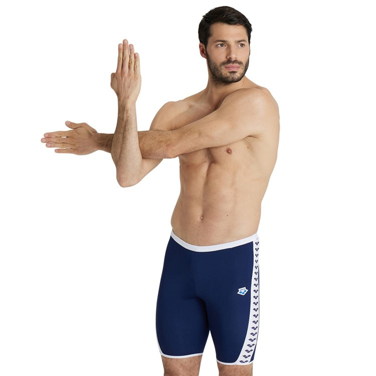 En man i badbyxorna sedd framifrån