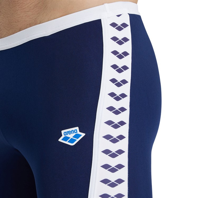 Närbild på badbyxornas höft