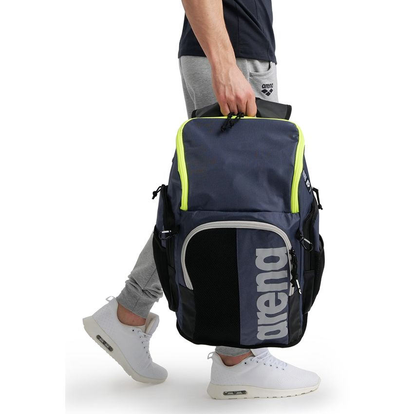 En man bär väskan i handtaget i toppen