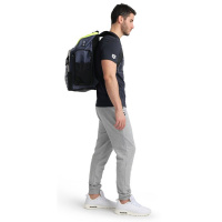 Ryggsäck Spiky III Allover 45L - Marinblå/Neon Gul En man men ryggsäcken på ryggen går åt höger