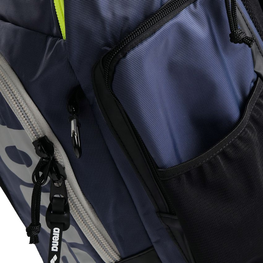 Närbild på väskans sidofack och dragkedjor