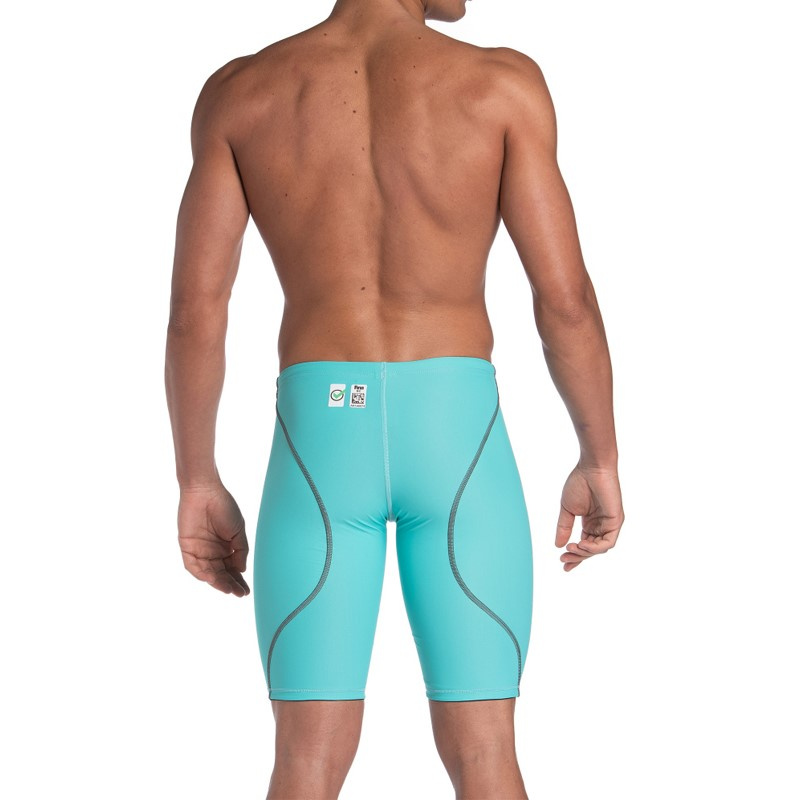 En man i badbyxorna sedd bakifrån