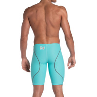 En man i badbyxorna sedd bakifrån