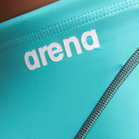 Närbild på badbyxornas logga